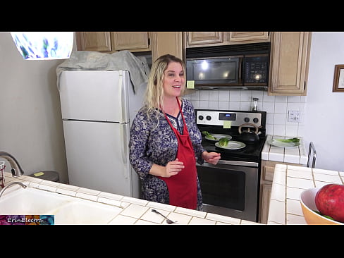 ❤️ Ibu tiri memerah susunya di dapur sebelum tarikhnya Seks pada ms.pornoreino-com.ru ﹏